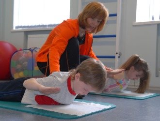 Лечение сколиоза 1 степени происходит с помощью лечебной физкультуры