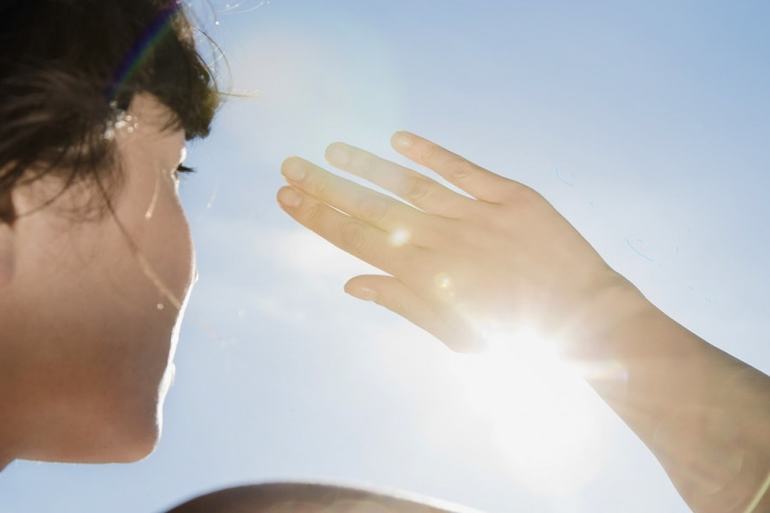 Необходимо избегать сильного солнечного света