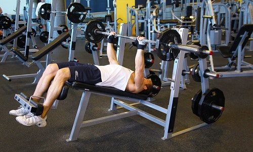 Подойдут такие упражнения, как тяга верхнего блока, подтягивания с весом, тяга штанги к поясу в положении лежа на скамье или другие упражнения, не нагружающие позвоночник