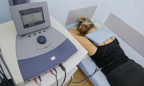 При использовании электрофореза происходит ускорение доставки лекарственного средства, нанесенного на пораженный участок, посредством электрического импульса