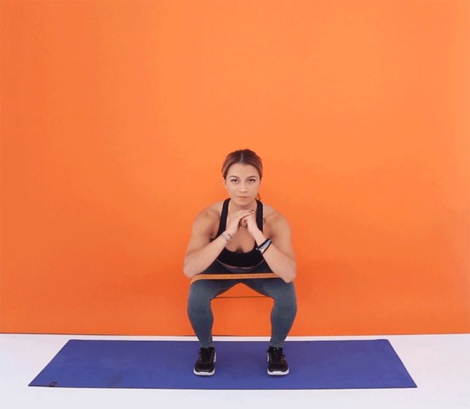 присед с фитнес резинкой