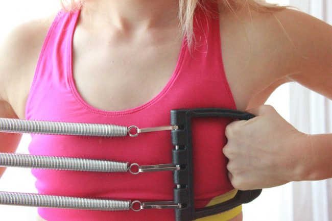 Самые эффективные упражнения для спины с эспандером: комплекс для женщин и мужчин
