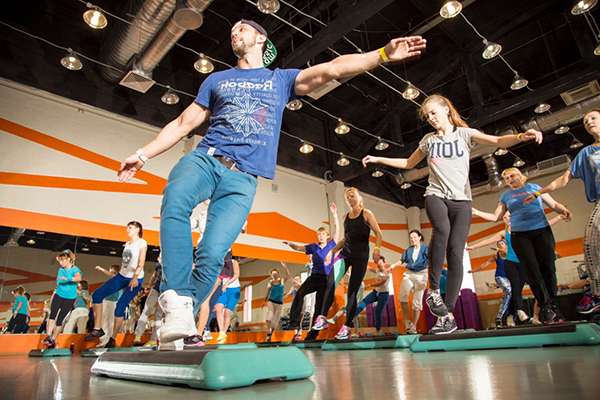 Шаг направлен в центр всей стопой