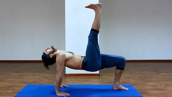 Упражнение стол на одной ноге