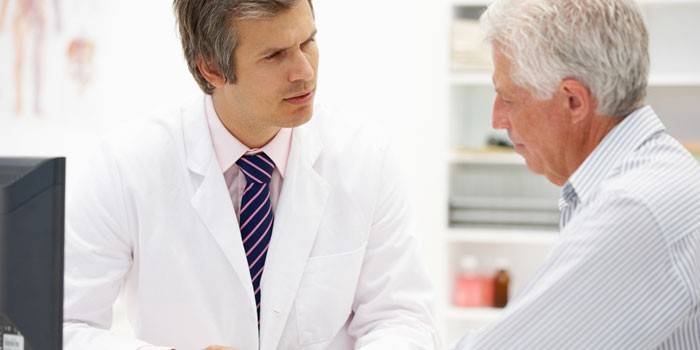 Врач рассказывает мужчине правила выполнения упражнений