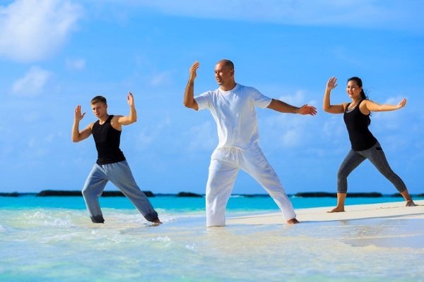 Зарядка для пожилых людей за 50-60-80 лет: утренняя, китайская, японская, лечебная